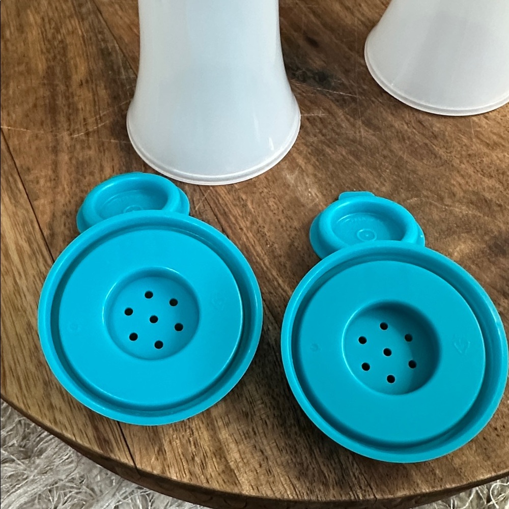 Tupperware Hourglass Salt & Pepper Large 6" Shakers Sheer With‎ Blue Lids - Picture 5 of 11
